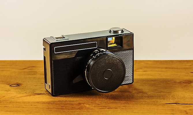 포토 JPG 해외이미지 응시 포즈 백그라운드 탁자 추상 사람없음 목재 빛 카메라 검은색 사진촬영 골동품 덮개 작업실 발사 은박지 필름 오브젝트 그림 슛 고물 수목 옛날 해외202105 해외포토 나무 시선 컬러 가구 무늬 재료 전자제품 촬영 뚜껑 파일형식