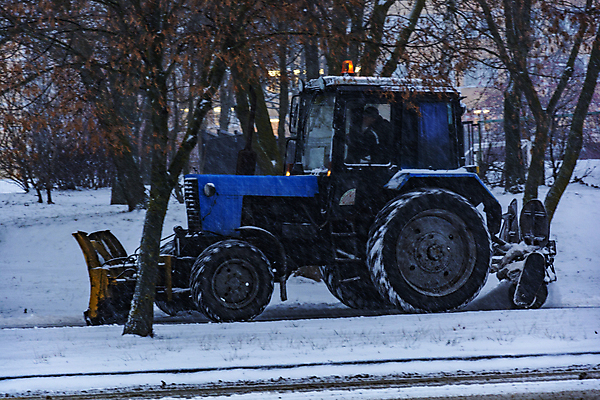 포토 JPG 해외이미지 나무 계절 공원 길 겨울 사람없음 기계 산책 추위 수확 청소 트랙터 흐림 눈보라 라이더 쓸기 특별함 폭설 해외202105 해외포토 식물 공공시설 컨셉 농업 날씨 휴식 눈_날씨 농기계 자연재해 특수차량 파일형식
