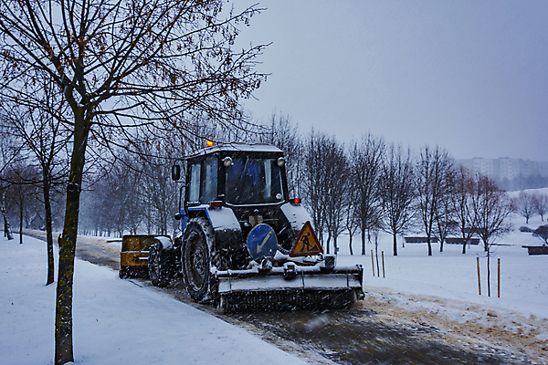 포토 JPG 해외이미지 나무 공원 길 사람없음 기계 산책 수확 청소 트랙터 눈보라 라이더 쓸기 특별함 폭설 해외202105 해외포토 식물 공공시설 컨셉 농업 휴식 눈_날씨 농기계 자연재해 특수차량 파일형식