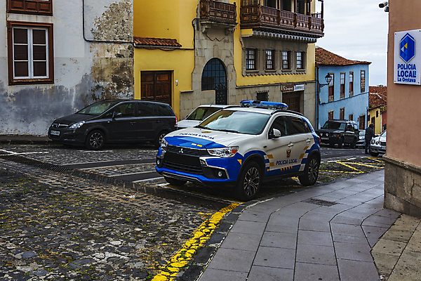 포토 JPG 해외이미지 모델 도로 벽 자동차 유리 거리 사람없음 건물 문 거울 바퀴 보행로 스페인 경찰 주차 보안 법 창살 질서 공정 라디에이터 범퍼 특별함 레터링 해외202105 해외포토 직업 건축물 유럽 길 육상교통 컨셉 교통시설 재질 안전 예절 파일형식