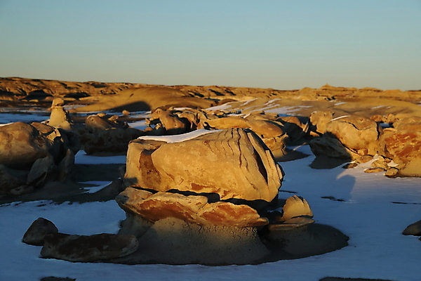 포토 JPG 해외이미지 구름 여행 자연 벽지 하늘 건조 풍경 사람없음 야외 가로 빨간색 컬러풀 검은색 미국 버섯 침묵 고요 황혼 하이킹 사막 바위 황무지 장면 사암 뉴멕시코 특별함 해외202105 해외포토 자연요소 컬러 컨셉 북아메리카 레저 소리 일몰 돌_바위 생태계 파일형식