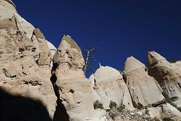 포토 JPG 해외이미지 모양 모래 산 멕시코 건조 텐트 풍경 사람없음 파란색 컬러풀 운동 골짜기 절벽 하이킹 사막 바위 흰색 부식 피라미드 좁은 사암 원뿔 목각 천연기념물 강렬 뉴멕시코 서쪽 전국 절정 흥미 해외202105 해외포토 도형 건축물 컬러 컨셉 북아메리카 자연 레저 건강 캠핑도구 돌_바위 방향 랜드마크 파일형식