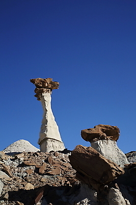 포토 JPG 해외이미지 북아메리카 자연 항해 풍경 사람없음 야외 빨간색 파란색 갈색 골짜기 미국 절벽 사막 흰색 기둥 부식 암초 사암 거인 지질학 막 해외202105 해외포토 교육 건축 컬러 배_교통 아메리카 돌_바위 생태계 파일형식