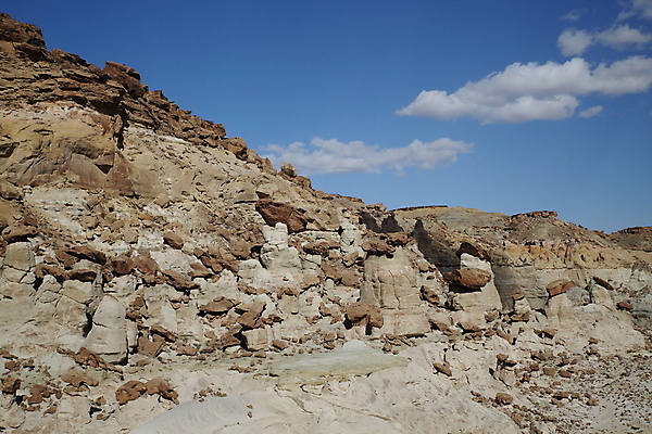 포토 JPG 해외이미지 북아메리카 자연 항해 풍경 사람없음 야외 빨간색 파란색 갈색 골짜기 미국 절벽 사막 흰색 기둥 부식 암초 사암 거인 지질학 막 해외202105 해외포토 교육 건축 컬러 배_교통 아메리카 돌_바위 생태계 파일형식