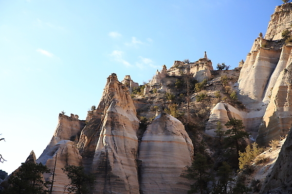 포토 JPG 해외이미지 모양 모래 산 멕시코 건조 텐트 풍경 사람없음 파란색 컬러풀 운동 골짜기 절벽 하이킹 사막 바위 흰색 부식 피라미드 좁은 사암 원뿔 목각 천연기념물 강렬 뉴멕시코 서쪽 전국 절정 흥미 해외202105 해외포토 도형 건축물 컬러 컨셉 북아메리카 자연 레저 건강 캠핑도구 돌_바위 방향 랜드마크 파일형식