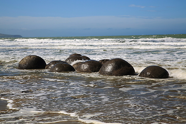 포토 JPG 해외이미지 구름 모래 파도 바다 섬 공 조류 하늘 풍경 사람없음 가로 물 파란색 환경 바위 원형 서핑 저녁 호기심 뉴질랜드 태평양 고립 블러 여의주 현상 해외202105 해외포토 자연요소 도형 동물 감정 컬러 컨셉 돌_바위 수상스포츠 오세아니아 야간 파일형식
