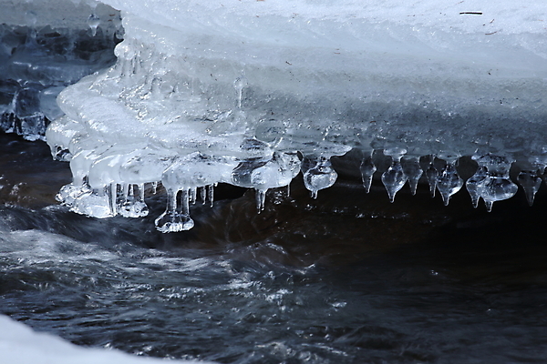 포토 JPG 해외이미지 계절 호수 크리스마스 모션 지붕 날씨 매달리기 풍경 사람없음 야외 물 파란색 빛 강 환경 냉동 얼음 검은색 폭포 젖음 추위 바위 흰색 투명 개울 소프트포커스 12월 크리스탈 날카로움 고드름 1월 2월 겨울풍경 해외202105 해외포토 자연요소 기념일 컬러 겨울 자연 촬영기법 돌_바위 날짜 광석 파일형식