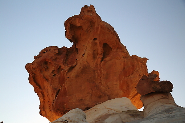 포토 JPG 해외이미지 북아메리카 자연 항해 풍경 사람없음 야외 빨간색 파란색 갈색 골짜기 미국 절벽 사막 흰색 기둥 부식 암초 사암 거인 지질학 막 해외202105 해외포토 교육 건축 컬러 배_교통 아메리카 돌_바위 생태계 파일형식