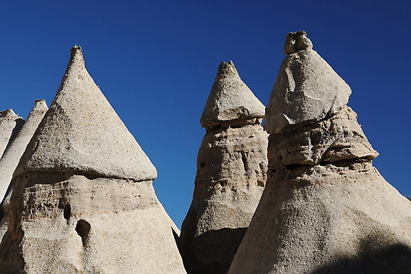 포토 JPG 해외이미지 모양 모래 산 멕시코 건조 텐트 풍경 사람없음 파란색 컬러풀 운동 골짜기 절벽 하이킹 사막 바위 흰색 부식 피라미드 좁은 사암 원뿔 목각 천연기념물 강렬 뉴멕시코 서쪽 전국 절정 흥미 해외202105 해외포토 도형 건축물 컬러 컨셉 북아메리카 자연 레저 건강 캠핑도구 돌_바위 방향 랜드마크 파일형식