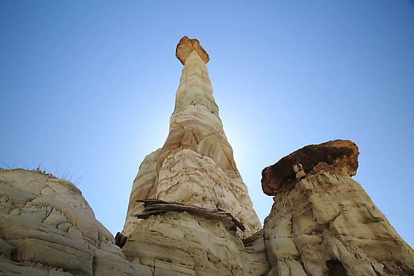포토 JPG 해외이미지 북아메리카 자연 항해 풍경 사람없음 야외 빨간색 파란색 갈색 골짜기 미국 절벽 사막 흰색 기둥 부식 암초 사암 거인 지질학 막 해외202105 해외포토 교육 건축 컬러 배_교통 아메리카 돌_바위 생태계 파일형식