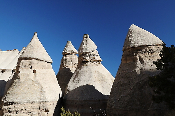 포토 JPG 해외이미지 모양 모래 산 멕시코 건조 텐트 풍경 사람없음 파란색 컬러풀 운동 골짜기 절벽 하이킹 사막 바위 흰색 부식 피라미드 좁은 사암 원뿔 목각 천연기념물 강렬 뉴멕시코 서쪽 전국 절정 흥미 해외202105 해외포토 도형 건축물 컬러 컨셉 북아메리카 자연 레저 건강 캠핑도구 돌_바위 방향 랜드마크 파일형식
