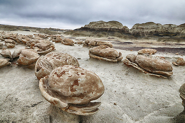 포토 JPG 해외이미지 구름 여행 자연 벽지 하늘 건조 풍경 사람없음 야외 가로 빨간색 컬러풀 검은색 미국 버섯 침묵 고요 황혼 하이킹 사막 바위 황무지 장면 사암 뉴멕시코 특별함 해외202105 해외포토 자연요소 컬러 컨셉 북아메리카 레저 소리 일몰 돌_바위 생태계 파일형식