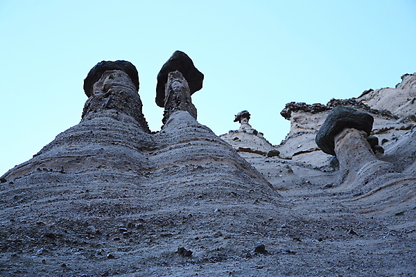 포토 JPG 해외이미지 모양 모래 산 멕시코 건조 텐트 풍경 사람없음 파란색 컬러풀 운동 골짜기 절벽 하이킹 사막 바위 흰색 부식 피라미드 좁은 사암 원뿔 목각 천연기념물 강렬 뉴멕시코 서쪽 전국 절정 흥미 해외202105 해외포토 도형 건축물 컬러 컨셉 북아메리카 자연 레저 건강 캠핑도구 돌_바위 방향 랜드마크 파일형식