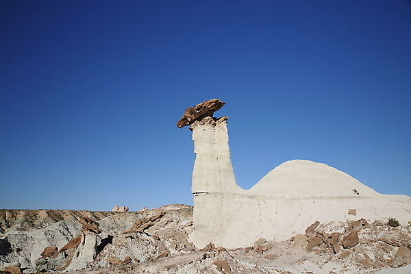 포토 JPG 해외이미지 북아메리카 자연 항해 풍경 사람없음 야외 빨간색 파란색 갈색 골짜기 미국 절벽 사막 흰색 기둥 부식 암초 사암 거인 지질학 막 해외202105 해외포토 교육 건축 컬러 배_교통 아메리카 돌_바위 생태계 파일형식