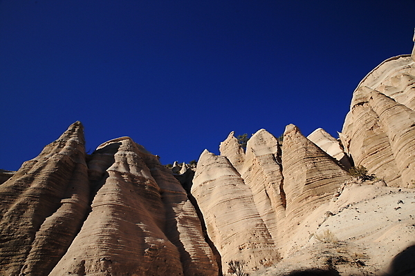 포토 JPG 해외이미지 모양 모래 산 멕시코 건조 텐트 풍경 사람없음 파란색 컬러풀 운동 골짜기 절벽 하이킹 사막 바위 흰색 부식 피라미드 좁은 사암 원뿔 목각 천연기념물 강렬 뉴멕시코 서쪽 전국 절정 흥미 해외202105 해외포토 도형 건축물 컬러 컨셉 북아메리카 자연 레저 건강 캠핑도구 돌_바위 방향 랜드마크 파일형식