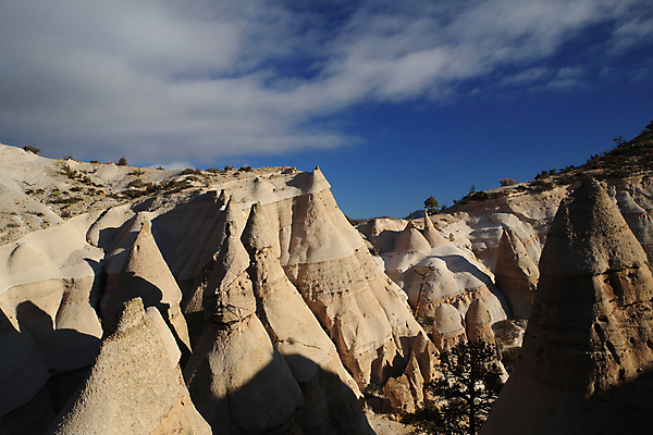 포토 JPG 해외이미지 모양 모래 산 멕시코 건조 텐트 풍경 사람없음 파란색 컬러풀 운동 골짜기 절벽 하이킹 사막 바위 흰색 부식 피라미드 좁은 사암 원뿔 목각 천연기념물 강렬 뉴멕시코 서쪽 전국 절정 흥미 해외202105 해외포토 도형 건축물 컬러 컨셉 북아메리카 자연 레저 건강 캠핑도구 돌_바위 방향 랜드마크 파일형식