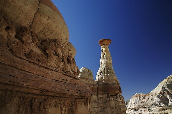 포토 JPG 해외이미지 북아메리카 자연 항해 풍경 사람없음 야외 빨간색 파란색 갈색 골짜기 미국 절벽 사막 흰색 기둥 부식 암초 사암 거인 지질학 막 해외202105 해외포토 교육 건축 컬러 배_교통 아메리카 돌_바위 생태계 파일형식