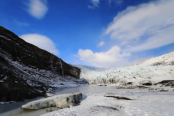 포토 JPG 해외이미지 공원 여행 겨울 산 아이슬란드 풍경 사람없음 파란색 세계 글로벌 얼음 침묵 추위 구멍 틈 오염 변화 균열 북극 빙하 화산 장면 지역 빙산 다리찢기 산악지대 울퉁불퉁 웅장함 전국 지질학 해외202105 해외포토 자연요소 계절 공공시설 교육 유럽 컬러 컨셉 모션 소리 극지방 파일형식