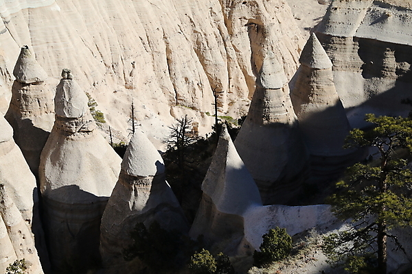 포토 JPG 해외이미지 모양 모래 산 멕시코 건조 텐트 풍경 사람없음 파란색 컬러풀 운동 골짜기 절벽 하이킹 사막 바위 흰색 부식 피라미드 좁은 사암 원뿔 목각 천연기념물 강렬 뉴멕시코 서쪽 전국 절정 흥미 해외202105 해외포토 도형 건축물 컬러 컨셉 북아메리카 자연 레저 건강 캠핑도구 돌_바위 방향 랜드마크 파일형식