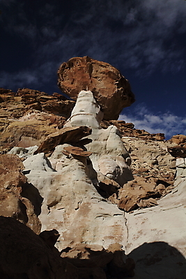 포토 JPG 해외이미지 북아메리카 자연 항해 풍경 사람없음 야외 빨간색 파란색 갈색 골짜기 미국 절벽 사막 흰색 기둥 부식 암초 사암 거인 지질학 막 해외202105 해외포토 교육 건축 컬러 배_교통 아메리카 돌_바위 생태계 파일형식