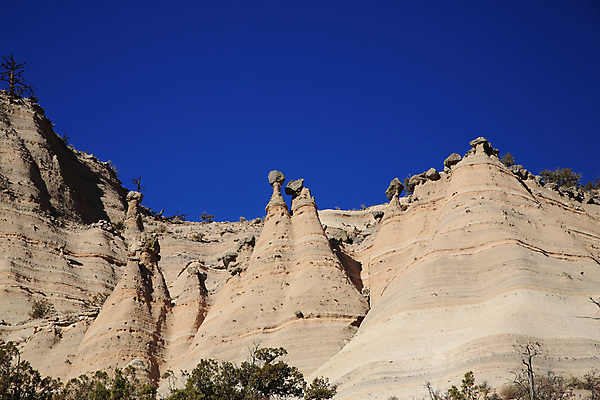 포토 JPG 해외이미지 모양 모래 산 멕시코 건조 텐트 풍경 사람없음 파란색 컬러풀 운동 골짜기 절벽 하이킹 사막 바위 흰색 부식 피라미드 좁은 사암 원뿔 목각 천연기념물 강렬 뉴멕시코 서쪽 전국 절정 흥미 해외202105 해외포토 도형 건축물 컬러 컨셉 북아메리카 자연 레저 건강 캠핑도구 돌_바위 방향 랜드마크 파일형식