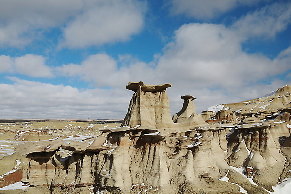 포토 JPG 해외이미지 구름 여행 자연 벽지 하늘 건조 풍경 사람없음 야외 가로 빨간색 컬러풀 검은색 미국 버섯 침묵 고요 황혼 하이킹 사막 바위 황무지 장면 사암 뉴멕시코 특별함 해외202105 해외포토 자연요소 컬러 컨셉 북아메리카 레저 소리 일몰 돌_바위 생태계 파일형식