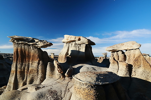 포토 JPG 해외이미지 구름 여행 자연 벽지 하늘 건조 풍경 사람없음 야외 가로 빨간색 컬러풀 검은색 버섯 침묵 고요 황혼 하이킹 사막 바위 황무지 장면 사암 뉴멕시코 특별함 해외202105 해외포토 자연요소 컬러 컨셉 레저 소리 일몰 돌_바위 생태계 파일형식