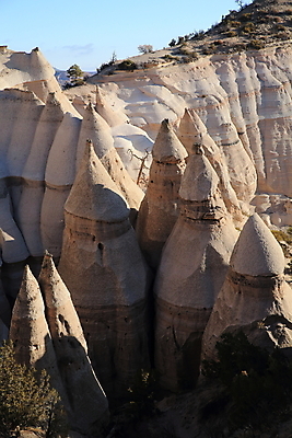 포토 JPG 해외이미지 모양 모래 산 멕시코 건조 텐트 풍경 사람없음 파란색 컬러풀 운동 골짜기 절벽 하이킹 사막 바위 흰색 부식 피라미드 좁은 사암 원뿔 목각 천연기념물 강렬 뉴멕시코 서쪽 전국 절정 흥미 해외202105 해외포토 도형 건축물 컬러 컨셉 북아메리카 자연 레저 건강 캠핑도구 돌_바위 방향 랜드마크 파일형식
