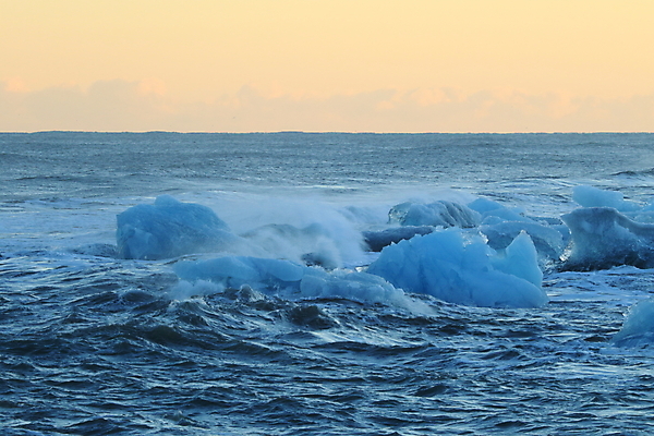 포토 JPG 해외이미지 구름 유럽 모래 파도 바다 여행 백그라운드 자연 하늘 산 파노라마 아이슬란드 사람없음 물 파란색 빛 일출 냉동 얼음 검은색 추위 흰색 시원함 크리스탈 북극 큐브 빙하 용암 빙산 북쪽 거인 석호 발견 내추럴 해외202105 해외포토 자연요소 나라 컬러 촬영기법 노을 광석 극지방 방향 생태계 파일형식