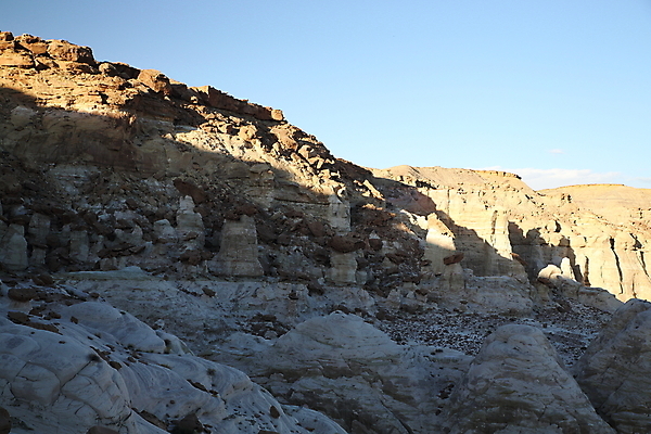 포토 JPG 해외이미지 북아메리카 자연 항해 풍경 사람없음 야외 빨간색 파란색 갈색 골짜기 미국 절벽 사막 흰색 기둥 부식 암초 사암 거인 지질학 막 해외202105 해외포토 교육 건축 컬러 배_교통 아메리카 돌_바위 생태계 파일형식