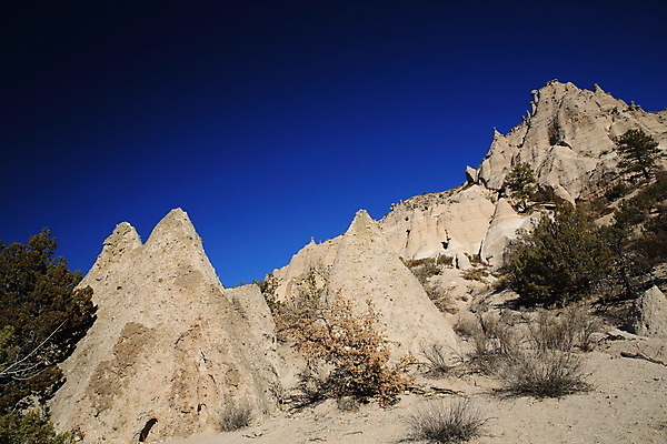 포토 JPG 해외이미지 모양 모래 산 멕시코 건조 텐트 풍경 사람없음 파란색 컬러풀 운동 골짜기 절벽 하이킹 사막 바위 흰색 부식 피라미드 좁은 사암 원뿔 목각 천연기념물 강렬 뉴멕시코 서쪽 전국 절정 흥미 해외202105 해외포토 도형 건축물 컬러 컨셉 북아메리카 자연 레저 건강 캠핑도구 돌_바위 방향 랜드마크 파일형식