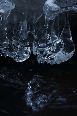 포토 JPG 해외이미지 계절 호수 크리스마스 모션 지붕 날씨 매달리기 풍경 사람없음 야외 물 파란색 빛 강 환경 냉동 얼음 검은색 폭포 젖음 추위 바위 흰색 투명 개울 소프트포커스 12월 크리스탈 날카로움 고드름 1월 2월 겨울풍경 해외202105 해외포토 자연요소 기념일 컬러 겨울 자연 촬영기법 돌_바위 날짜 광석 파일형식