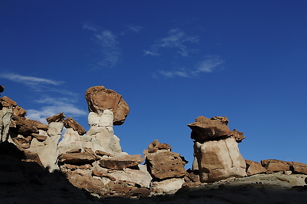 포토 JPG 해외이미지 북아메리카 자연 항해 풍경 사람없음 야외 빨간색 파란색 갈색 골짜기 미국 절벽 사막 흰색 기둥 부식 암초 사암 거인 지질학 막 해외202105 해외포토 교육 건축 컬러 배_교통 아메리카 돌_바위 생태계 파일형식