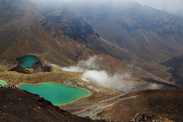 포토 JPG 해외이미지 구름 호수 하늘 새로움 산 따뜻함 사람없음 빨간색 초록색 파란색 반사 등산 하이킹 세계문화유산 폭발 화산 뉴질랜드 에메랄드 분화구 용암 산악지대 건너기 유황 절정 지열 지질학 터키석 해외202105 해외포토 자연요소 교육 컬러 컨셉 모션 레저 트래킹 문화재 오세아니아 보석 파일형식