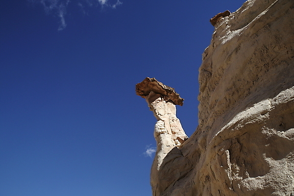 포토 JPG 해외이미지 북아메리카 자연 항해 풍경 사람없음 야외 빨간색 파란색 갈색 골짜기 미국 절벽 사막 흰색 기둥 부식 암초 사암 거인 지질학 막 해외202105 해외포토 교육 건축 컬러 배_교통 아메리카 돌_바위 생태계 파일형식