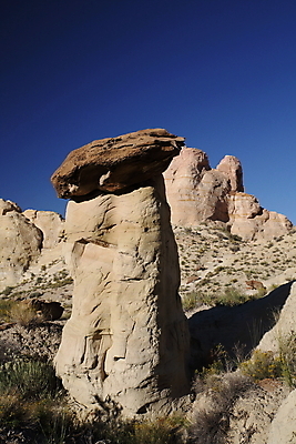 포토 JPG 해외이미지 북아메리카 자연 항해 풍경 사람없음 야외 빨간색 파란색 갈색 골짜기 미국 절벽 사막 흰색 기둥 부식 암초 사암 거인 지질학 막 해외202105 해외포토 교육 건축 컬러 배_교통 아메리카 돌_바위 생태계 파일형식
