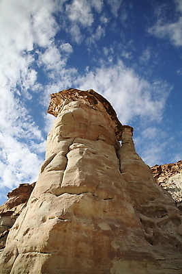 포토 JPG 해외이미지 북아메리카 자연 항해 풍경 사람없음 야외 빨간색 파란색 갈색 골짜기 미국 절벽 사막 흰색 기둥 부식 암초 사암 거인 지질학 막 해외202105 해외포토 교육 건축 컬러 배_교통 아메리카 돌_바위 생태계 파일형식
