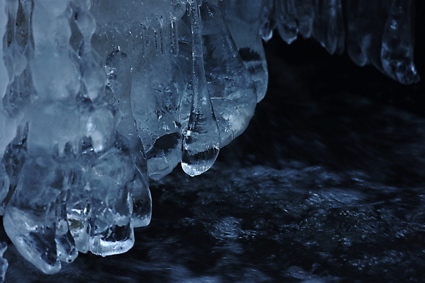 포토 JPG 해외이미지 계절 호수 크리스마스 모션 지붕 날씨 매달리기 풍경 사람없음 야외 물 파란색 빛 강 환경 냉동 얼음 검은색 폭포 젖음 추위 바위 흰색 투명 개울 소프트포커스 12월 크리스탈 날카로움 고드름 1월 2월 겨울풍경 해외202105 해외포토 자연요소 기념일 컬러 겨울 자연 촬영기법 돌_바위 날짜 광석 파일형식