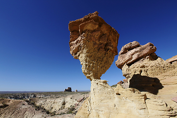 포토 JPG 해외이미지 북아메리카 자연 항해 풍경 사람없음 야외 빨간색 파란색 갈색 골짜기 미국 절벽 사막 흰색 기둥 부식 암초 사암 거인 지질학 막 해외202105 해외포토 교육 건축 컬러 배_교통 아메리카 돌_바위 생태계 파일형식