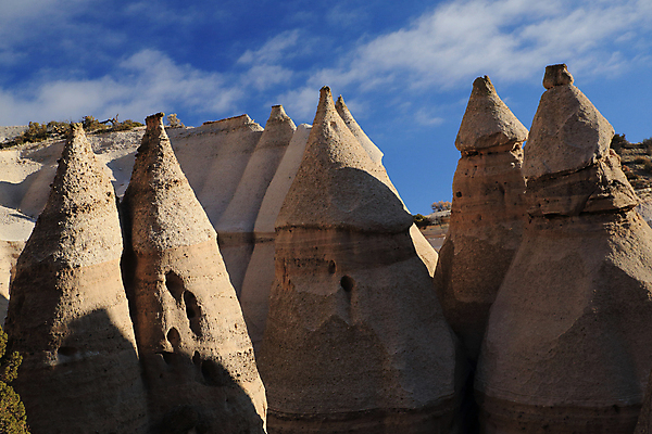 포토 JPG 해외이미지 모양 모래 산 멕시코 건조 텐트 풍경 사람없음 파란색 컬러풀 운동 골짜기 절벽 하이킹 사막 바위 흰색 부식 피라미드 좁은 사암 원뿔 목각 천연기념물 강렬 뉴멕시코 서쪽 전국 절정 흥미 해외202105 해외포토 도형 건축물 컬러 컨셉 북아메리카 자연 레저 건강 캠핑도구 돌_바위 방향 랜드마크 파일형식