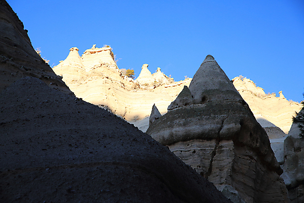 포토 JPG 해외이미지 모양 모래 산 멕시코 건조 텐트 풍경 사람없음 파란색 컬러풀 운동 골짜기 절벽 하이킹 사막 바위 흰색 부식 피라미드 좁은 사암 원뿔 목각 천연기념물 강렬 뉴멕시코 서쪽 전국 절정 흥미 해외202105 해외포토 도형 건축물 컬러 컨셉 북아메리카 자연 레저 건강 캠핑도구 돌_바위 방향 랜드마크 파일형식