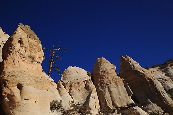 포토 JPG 해외이미지 모양 모래 산 멕시코 건조 텐트 풍경 사람없음 파란색 컬러풀 운동 골짜기 절벽 하이킹 사막 바위 흰색 부식 피라미드 좁은 사암 원뿔 목각 천연기념물 강렬 뉴멕시코 서쪽 전국 절정 흥미 해외202105 해외포토 도형 건축물 컬러 컨셉 북아메리카 자연 레저 건강 캠핑도구 돌_바위 방향 랜드마크 파일형식
