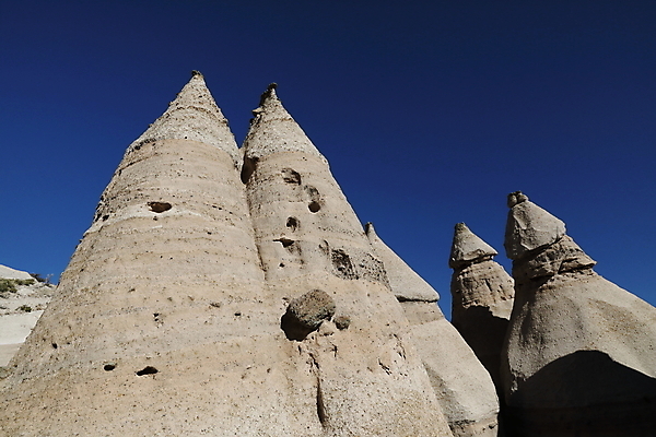 포토 JPG 해외이미지 모양 모래 산 멕시코 건조 텐트 풍경 사람없음 파란색 컬러풀 운동 골짜기 절벽 하이킹 사막 바위 흰색 부식 피라미드 좁은 사암 원뿔 목각 천연기념물 강렬 뉴멕시코 서쪽 전국 절정 흥미 해외202105 해외포토 도형 건축물 컬러 컨셉 북아메리카 자연 레저 건강 캠핑도구 돌_바위 방향 랜드마크 파일형식