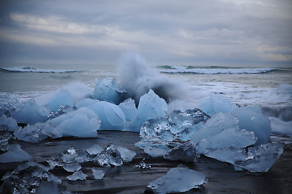 포토 JPG 해외이미지 구름 유럽 모래 파도 바다 여행 백그라운드 자연 하늘 산 파노라마 아이슬란드 사람없음 물 파란색 빛 일출 냉동 얼음 검은색 추위 흰색 시원함 크리스탈 북극 큐브 빙하 용암 빙산 북쪽 거인 석호 발견 내추럴 해외202105 해외포토 자연요소 나라 컬러 촬영기법 노을 광석 극지방 방향 생태계 파일형식