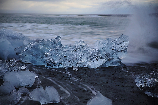 포토 JPG 해외이미지 구름 유럽 모래 파도 바다 여행 백그라운드 자연 하늘 산 파노라마 아이슬란드 사람없음 물 파란색 빛 일출 냉동 얼음 검은색 추위 흰색 시원함 크리스탈 북극 큐브 빙하 용암 빙산 북쪽 거인 석호 발견 내추럴 해외202105 해외포토 자연요소 나라 컬러 촬영기법 노을 광석 극지방 방향 생태계 파일형식