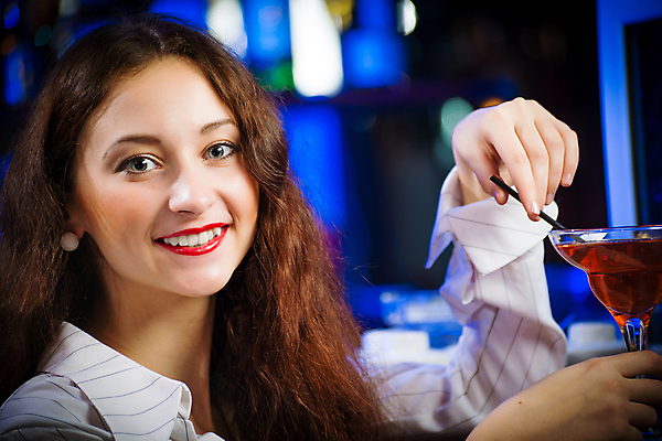 포토 JPG 해외이미지 백인 라이프스타일 응시 여자 행복 얼굴 음료 유리 한명 사람 성인 내부 파티 식당 카페 마시기 알코올 칵테일 바 야간 클럽 유흥 해외202004 해외202105 해외포토 자연요소 서양인 1 시선 감정 모션 재질 주류 이벤트 생활 신체부위 상점 파일형식
