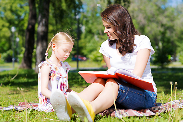 포토 JPG 해외이미지 백인 학생 공원 여자 교육 딸 행복 어린이 백그라운드 가족 포옹 자연 건강 사랑 설명 미소 사람 성인 야외 두명 책 초록색 스터디 교사 기쁨 표현 아기 읽기 그림 뒤뜰 해외202004 해외202105 해외포토 서양인 직업 공공시설 감정 컬러 관계 안기 모션 표정 학습 생태계 파일형식