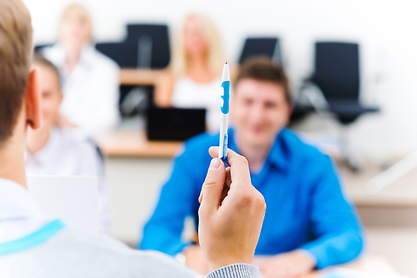 포토 JPG 해외이미지 백인 학생 여자 교육 행복 교실 학교 그래프 설명 사람 앉기 인종 소년 성인 두명 학습 스터디 교육자 교사 듣기 정보 도움 가르침 그룹 강의 책상 대학교 쇼 과제 주목 목차 연습생 견습생 해외202004 해외202105 해외포토 서양인 직업 남자 감정 어린이 가구 컨셉 모션 연습 파일형식