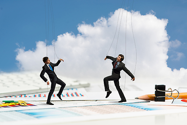 포토 JPG 해외이미지 백인 구름 직업 손 남자 감정 밧줄 인형 컨셉 비즈니스 사업가 통신 하늘 문구용품 매달리기 사람 성인 두명 표현 도시 업무 비즈니스맨 대표 통제 종업원 책상 경영자 지휘 마리오네트 고용 꼭두각시 정중 제어 조작 착취 치프 해외202004 해외202105 해외포토 자연요소 서양인 줄 가구 모션 신체부위 구직 작업 직장인 오브젝트 리더 채용 파일형식