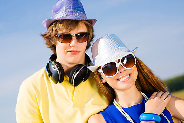 포토 JPG 해외이미지 백인 라이프스타일 커플 여자 남자 행복 도로 여유 음악 모래 하늘 휴가 함께함 서기 웃음 사람 소년 20대 성인 야외 두명 파란색 친구 모래사장 선글라스 파티 헤드폰 외침 우정 그룹 해외202004 해외202105 해외포토 서양인 감정 안경 길 어린이 바다 컬러 음향기기 컨셉 관계 교통시설 모션 문화예술 표정 이벤트 청년 생활 소리 파일형식